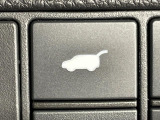 【パワーバックドア】スマートキーや運転席のボタンを押すだけでリアゲートが自動で開閉します!荷物を持っている時や、高い位置にあるバックドアを閉める際に便利な機能です♪