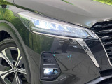 【LEDヘッドライト】悪天候や夜間走行時も良好な視界を確保し安心して運転できる高輝度LEDヘッドライトを装備!点灯速度が早く、消費電力も抑えられています。