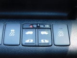 両側パワースライドドアのスイッチで運転席から操作できます。もちろんドアハンドルで操作も可能です。