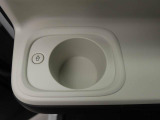 ホットドリンクをちょうど良い温度でキープしてくれる保温機能付きカップホルダー付きです。