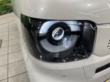 【LEDヘッドライト】悪天候や夜間走行時も良好な視界を確保し安心して運転できる高輝度LEDヘッドライトを装備!点灯速度が早く、消費電力も抑えられています。