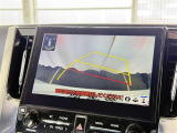 【バックガイドモニター】車両後方の映像をナビ画面に表示し、駐車などの後退操作をサポートします。