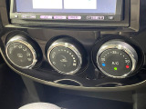 【オートエアコン】一度お好みの温度に設定すれば、車内の温度を検知し風量や温度を自動で調整。暑い&hellip;寒い&hellip;と何度もスイッチ操作をする必要はありません。快適な車内空間には必須の機能ですね♪