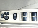 【電動格納ミラー】サイドミラーは電動格納式となっており、狭い駐車場でもキズがつくリスクを抑えられます。