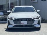 シングルフレームグリルはAudiの象徴的なデザイン要素であり、一目でAudiとわかるスタイル、大きくて迫力のある形状が車のスポーティな印象を強調しており、魅力的なデザインとなっています。