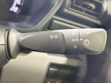 【オートライト】周りの明るさに応じて自動でヘッドライトの点灯・消灯ができる機能です!ライトの付け忘れ・消し忘れなどが無くなり、雨の日や夕方の走行も安心!トンネル通過時も便利ですね♪