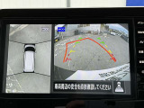 上空から見下ろしているかのような映像をディスプレイに映し出し、スムースな駐車をサポートします。画面は「トップビュー」のほか「サイドブラインドビュー」への切り換えが可能。ますます安心です