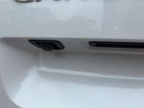 【バックカメラ】後退時に車両後方の映像をモニターに映す機能。目視できない死角を確認でき、衝突事故を防ぎます。駐車が苦手な方だけでなく全てのドライバーに必須の安全装備です。