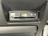 ハンドルの右下にETCがついています。高速道路の料金所の通過も楽々です!。 カードの取り出しもしやすい場所についています。
