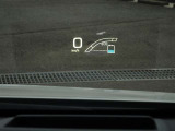 カラーヘッドアップディスプレイ付き。少ない視線移動で情報を確認できるので、運転の疲労軽減に繋がりますよ♪