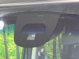 【シティブレーキアクティブシステム】低速走行中に前方の車両等を認識し、衝突しそうな時は警報とブレーキで衝突回避と被害軽減をアシスト。より安全にドライブをお楽しみいただけます。