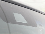 【ホンダセンシング】走行中に前方の車両等を認識し、衝突しそうな時は警報とブレーキで衝突回避と被害軽減をアシスト。より安全にドライブをお楽しみいただけます。