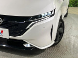 【LEDヘッドライト】悪天候や夜間走行時も良好な視界を確保し安心して運転できる高輝度LEDヘッドライトを装備!点灯速度が早く、消費電力も抑えられています。