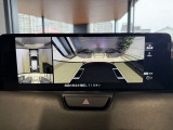 前後左右に備えた4つのカメラの映像をセンターディスプレイに表示。対象車両や物を検知してそらせる警報音と共に低速時には直接目で確認しにくいエリアの安全確認をサポートします。