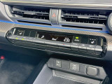 【オートエアコン】「AUTO」スイッチを押すだけで、冷暖房の切り替えや風量、吹き出し口の調整などを自動で行います。