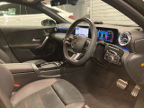 メルセデス・ベンツの定める厳しい基準をクリアしたお車のみをご案内させて頂きます。納車前整備はメーカー規定に基づき100項目以上にも及ぶ点検を熟練のメカニックによって行いご納車させて頂きます。
