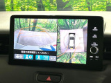 【マルチビューカメラシステム】専用のカメラにより、上から見下ろしたような視点で360度クルマの周囲を確認することができます☆死角部分も確認しやすく、狭い場所での切り返しや駐車もスムーズに行えます。