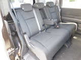 リアシートの画像です!中古車にも純正用品のお取付が可能です!社外の用品もお安くお取付いたします!持ち込みでの取付もご相談ください。
