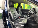 運転席まわりには十分なスペースがあり、大柄な方でもゆったり運転していただける環境です。