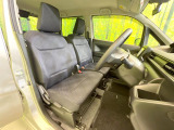 運転席まわりには十分なスペースがあり、大柄な方でもゆったり運転していただける環境です。