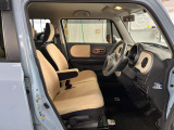 運転席の足元は広々としており、座席は大きく前後にスライド出来るので自分に合ったポジションで運転する事が出来ます。アクセルやブレーキにクセもなくとても運転のしやすい車両です。