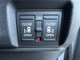 両側電動スライドドアです。リモコンや運転席スイッチ、ドアハンドルの操作で自動開閉。お子様を抱き抱えている時や荷物の多いときなどに便利です!!