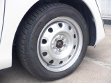 冬タイヤが装着しています。継続使用はお勧めしませんので納車時には夏タイヤに交換してお納め致します。(右前)