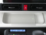 ワイヤレス充電機能 Qi がインパネセンタートレイにあり便利です。