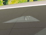 【i-ACTIVESENSE】走行中に前方の車両等を認識し、衝突しそうな時は警報とブレーキで衝突回避と被害軽減をアシスト。より安全にドライブをお楽しみいただけます。