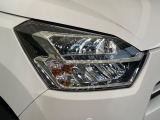 【LEDヘッドライト】悪天候や夜間走行時も良好な視界を確保し安心して運転できる高輝度LEDヘッドライトを装備!点灯速度が早く、消費電力も抑えられています。
