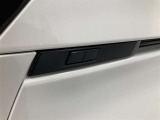 パワーバックドアの開閉スイッチを車両側面側に配置。車両の横に立って操作できることで、後ずさりすることなくドアの開度を確認しながら、任意の位置で安全に停止させることができます。