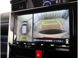 パノラミックビューモニター付きです。車両を上から見たような映像をディスプレイオーディオ画面に表示。運転席からの目視だけでは見にくい、車両周辺の状況をリアルタイムでしっかり確認できます。