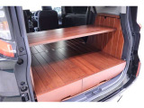 アウトドアで活躍するYURT登場。シンプルな構造でフルフラットな状態から、5人乗りの乗用車との両立が簡単にできます。