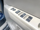 【電動格納ミラー】サイドミラーは電動格納式となっており、狭い駐車場でもキズがつくリスクを抑えられます。