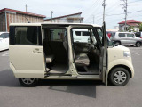 両面スライドドアとなっております!狭い場所に駐車した時に安心して横にスライドして乗り降りできますよ!