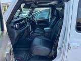 助手席も落ち着いて乗車いただけます。