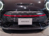 MINIのフロントグリルのデザインはイギリスで生まれた当初から、シルバーのサイドバーが折り重なった伝統的なデザインで御座います。その伝統はBMWのお車になってからでも少しずつ形を変えて守られております