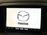 【8インチマツダコネクト】車内の雰囲気にマッチした大型のディスプレイ。スマホ接続でのナビ使用やBluetooth再生等、様々な機能が楽しめます。直感的なダイヤル操作が可能で、使い勝手も良好です。