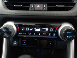 オートエアコンです。車内を設定温度に保ち、快適空間をキープします。