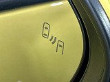 【ブラインドスポットモニター】走行中、ドアミラーの死角になりやすい箇所に後続車が接近するとサイドミラーのレンズに警告を表示!ドライバーに注意喚起をしてくれます。