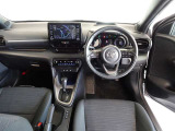 革巻きステアリングで快適な操作性の運転席です。