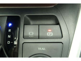 【電動パーキングブレーキ】オートモードのときは、シフトレバーの操作に応じてパーキングブレーキが自動で作動♪