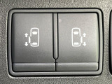 【両側パワースライドドア】スマートキーや運転席のスイッチで後席両側スライドドアの開閉が可能♪電動だから力を入れてドアを開ける必要が無く、小さなお子様でも簡単に開け閉めでき快適です♪