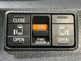 【両側パワースライドドア】スマートキーや運転席のスイッチで後席両側スライドドアの開閉が可能♪電動だから力を入れてドアを開ける必要が無く、小さなお子様でも簡単に開け閉めでき快適です♪