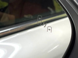 【ブラインドスポットモニター】走行中、ドアミラーの死角になりやすい箇所に後続車が接近するとサイドミラーのレンズに警告を表示!ドライバーに注意喚起をしてくれます。
