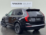 北欧らしさあふれる知的な美を形にしたラグジュアリーSUV、XC90。大胆でありながらもエレガントなスタイリングは、見る人の目に磨き上げられた強さを深く印象づけます。
