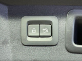 【パワーバックドア】スマートキーや運転席のボタンを押すだけでリアゲートが自動で開閉します!荷物を持っている時や、高い位置にあるバックドアを閉める際に便利な機能です♪