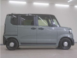 リアには左右スライドドアを採用。狭い駐車場でも開閉しやすく、強風の日でもドアが煽られにくくなっております。小さなお子さまやご年配の方も安心して乗り降りできます。