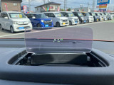 視線を変えずにスピードなど車両情報が確認できるヘッドアップディスプレイが付いています♪