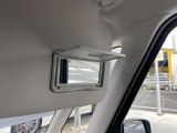 ◆バニティミラー/運転席側◆サンバイザーの裏に、ちょっとしたメイクのチェックに便利なミラーがあります!